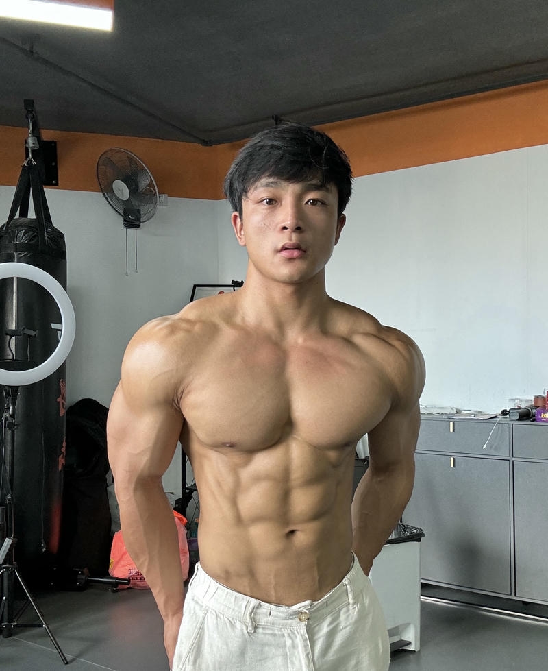 Nam giới vóc dáng mạnh mẽ đầy sức hút