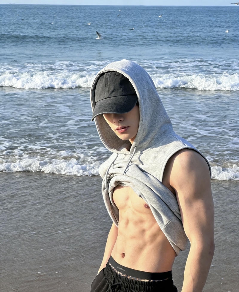 Nam giới với cơ bụng rõ và body đẹp