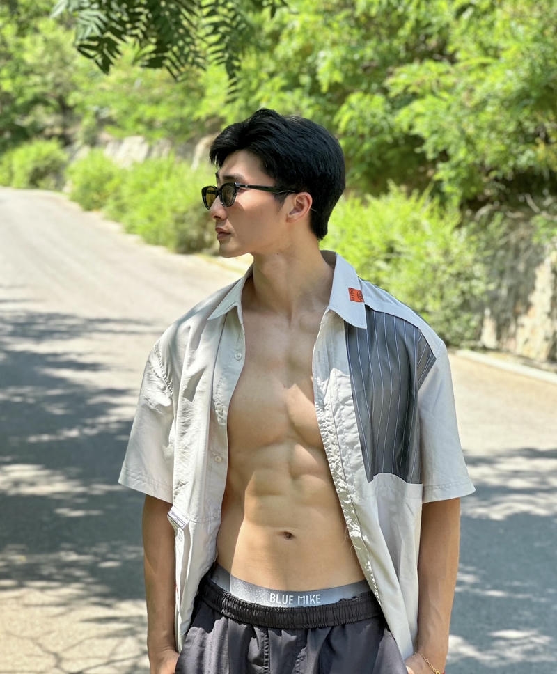 Nam giới với cơ thể khỏe mạnh đầy sức sống