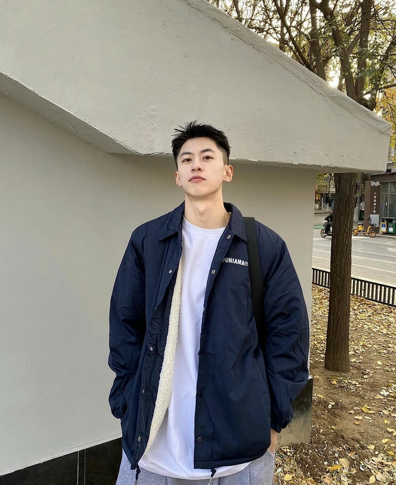 Nam giới với nụ cười nhẹ nhàng cuốn hút