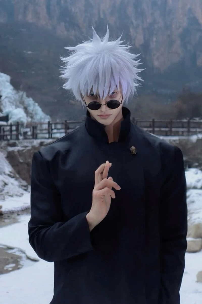 Nam tính Gojo cosplay với mái tóc bạc cực kỳ nổi bật