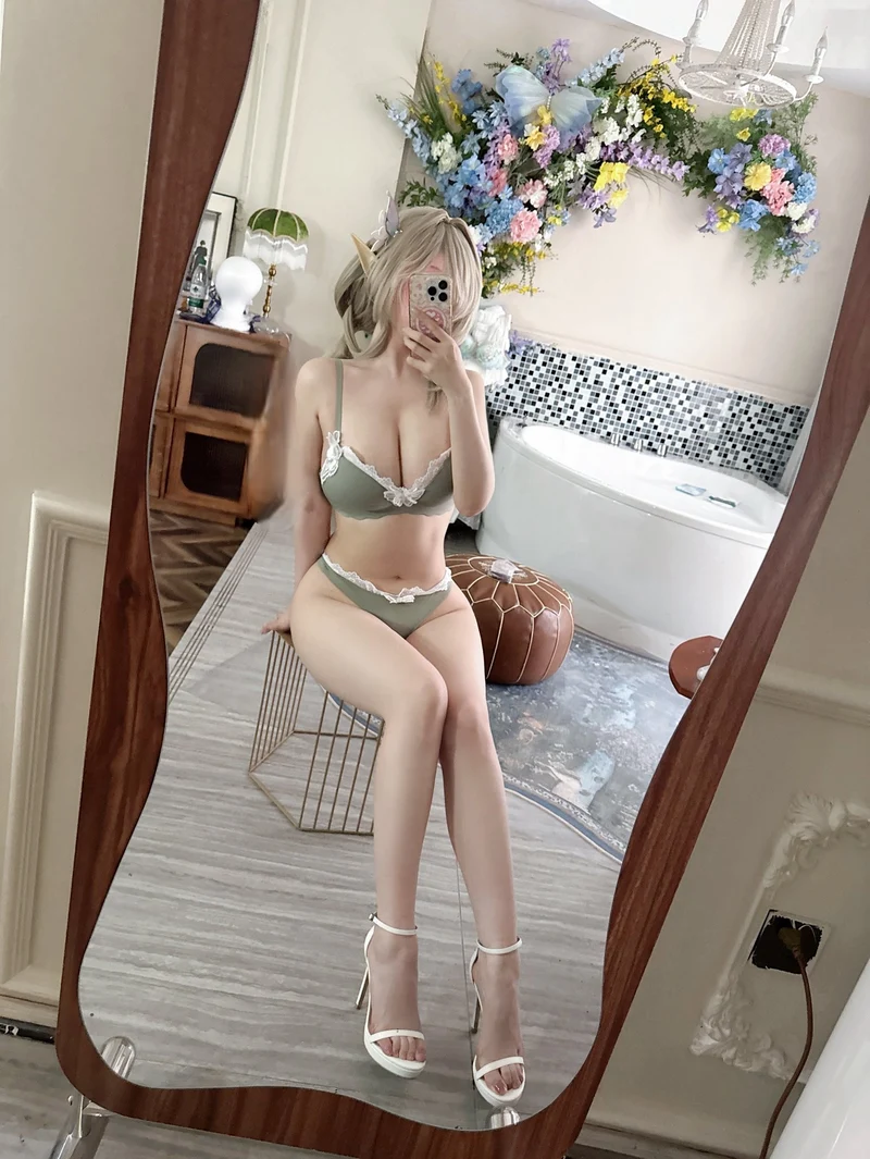 Nàng Rioko cosplay uốn éo thân mình gợi tình mạnh mẽ