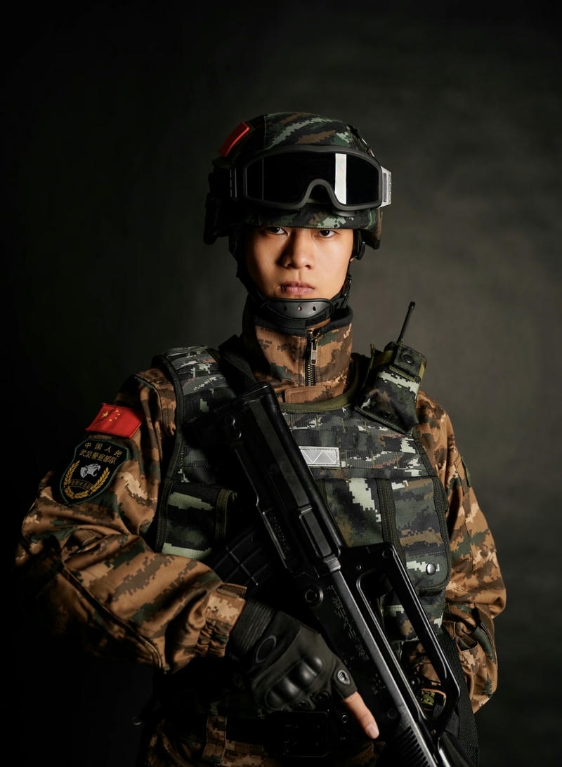 Người lính đẹp trai đứng nghiêm trang ngoài doanh trại
