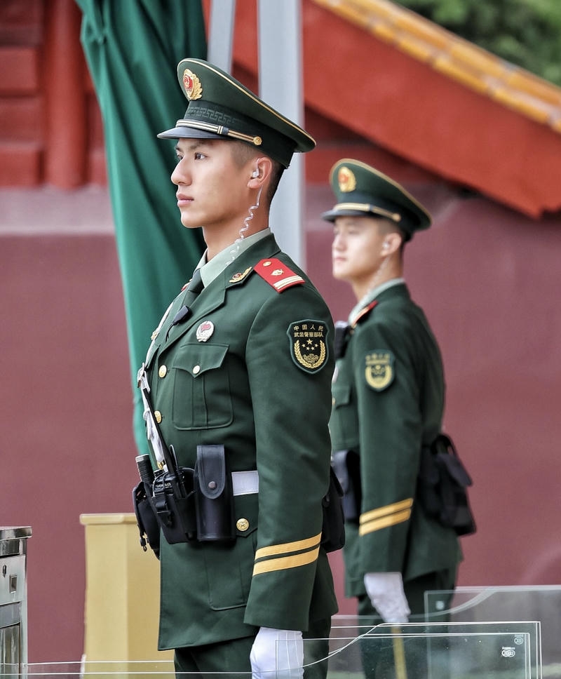 Người lính đẹp trai trong ánh nắng nhẹ