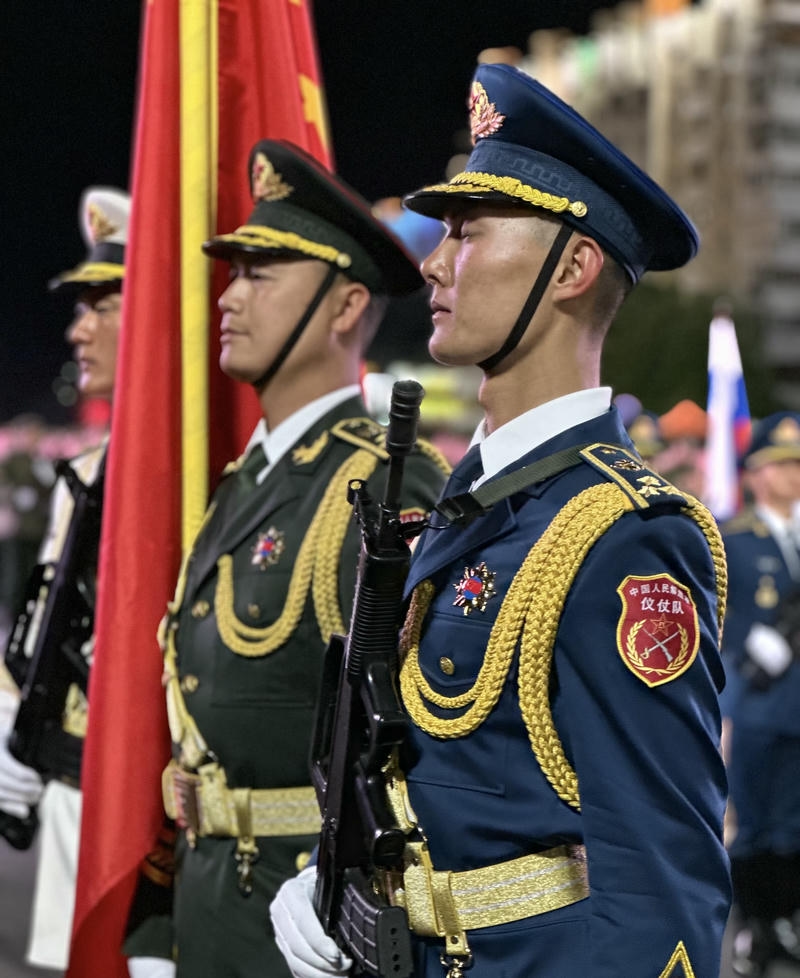 Người lính đứng yên với dáng vẻ nghiêm