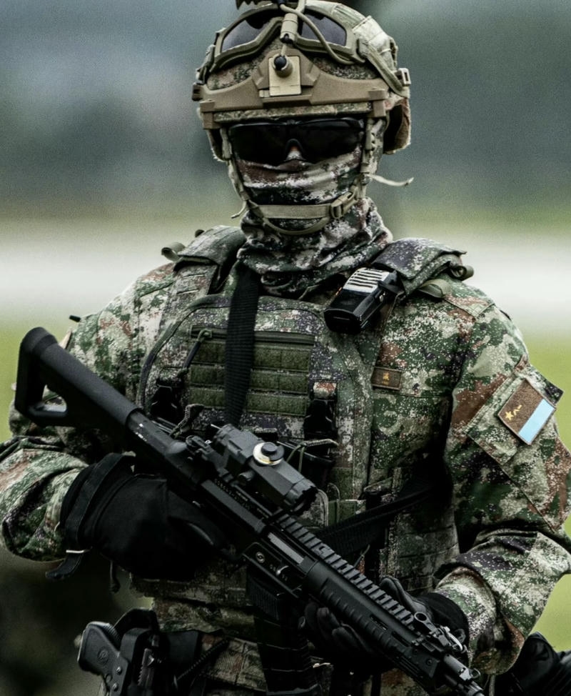 Người lính trẻ đứng giữa không gian rộng