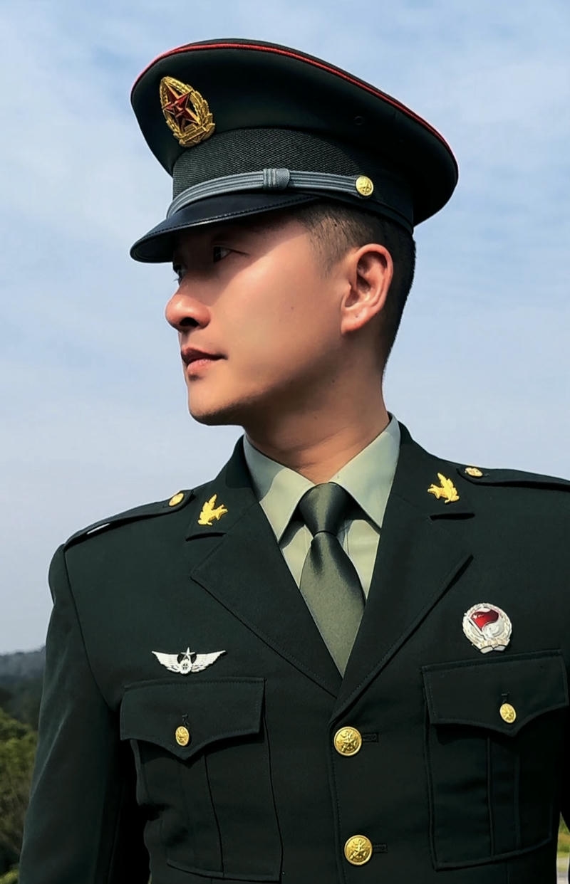 Người lính trẻ với nụ cười nhẹ nhàng