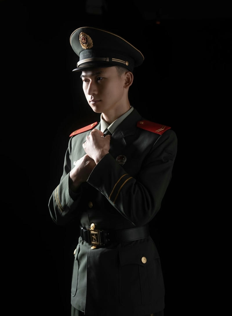 Người lính trẻ với thần thái mạnh mẽ