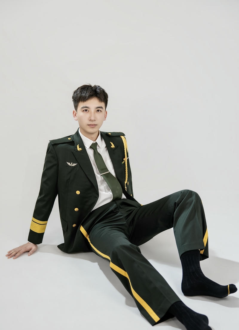 Người lính trong bộ quân phục chỉnh tề