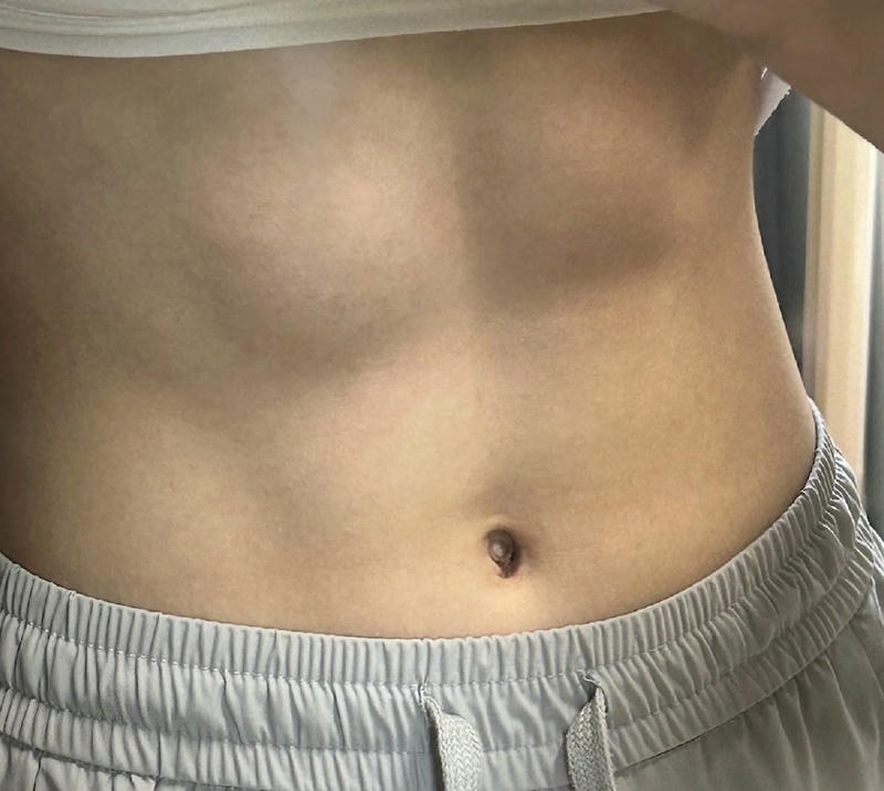 Người mẫu nam che mặt khoe body khỏe khoắn