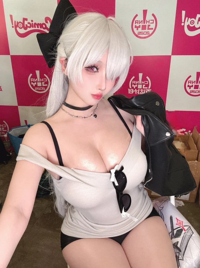 Nữ thần cosplay Rioko toát lên khí chất lạnh lùng gợi cảm
