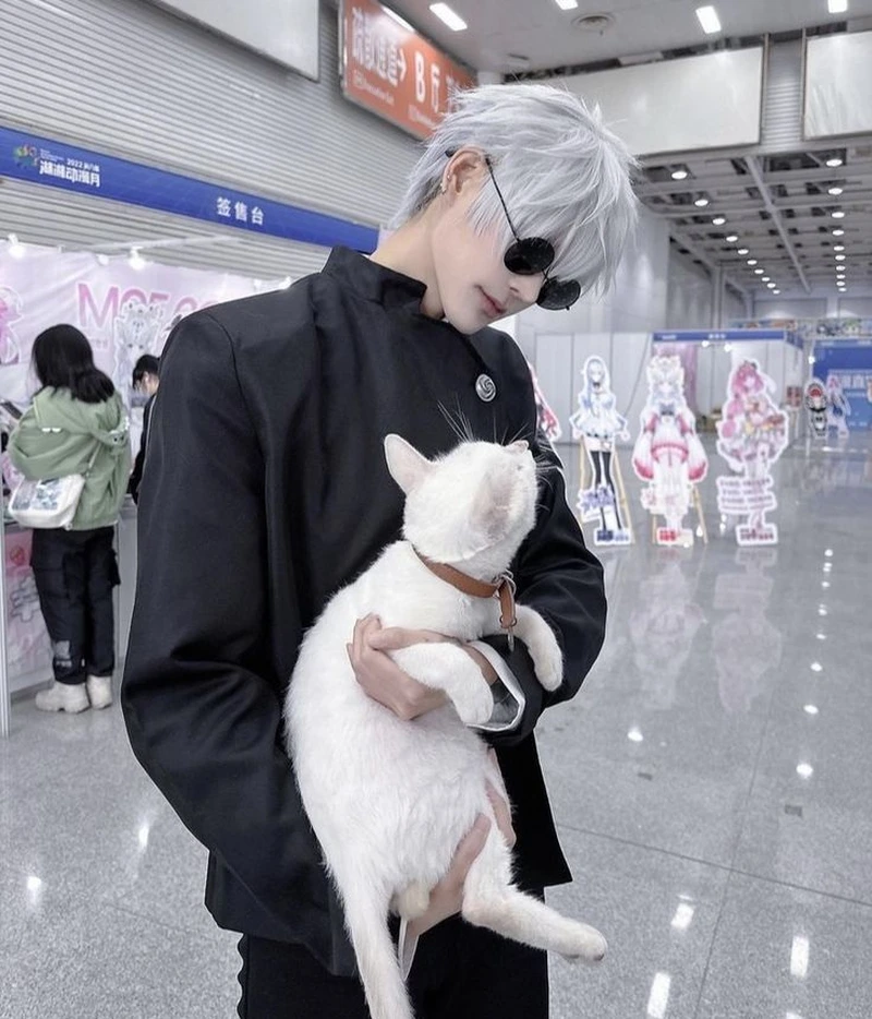 Ranh mãnh Gojo cosplay nụ cười đặc trưng và cuốn hút