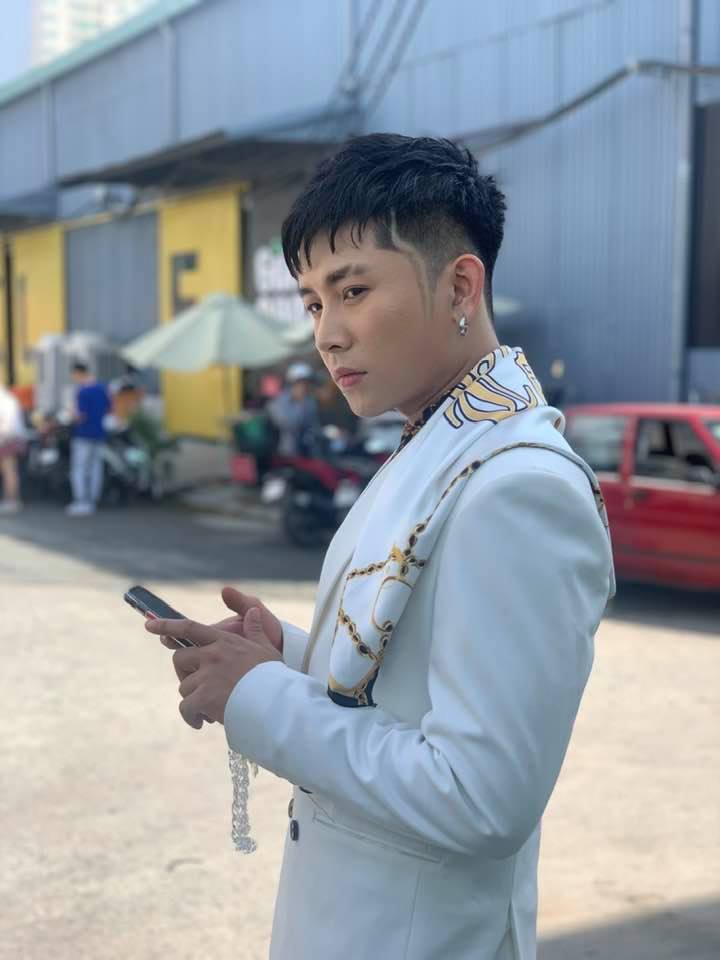 Thần thái sân khấu ấn tượng trong hình nền Ricky Star