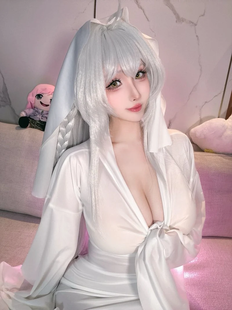 Tư thế khiêu khích của nàng Rioko cosplay đầy sức hút