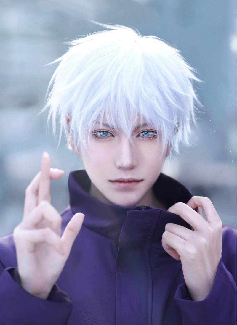 Tự tin Gojo cosplay với nụ cười ranh mãnh đặc trưng