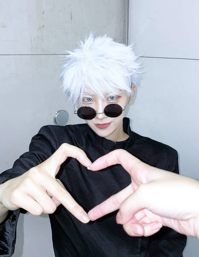 Tự tin cosplay Gojo Satoru tư thế mạnh mẽ nam thần