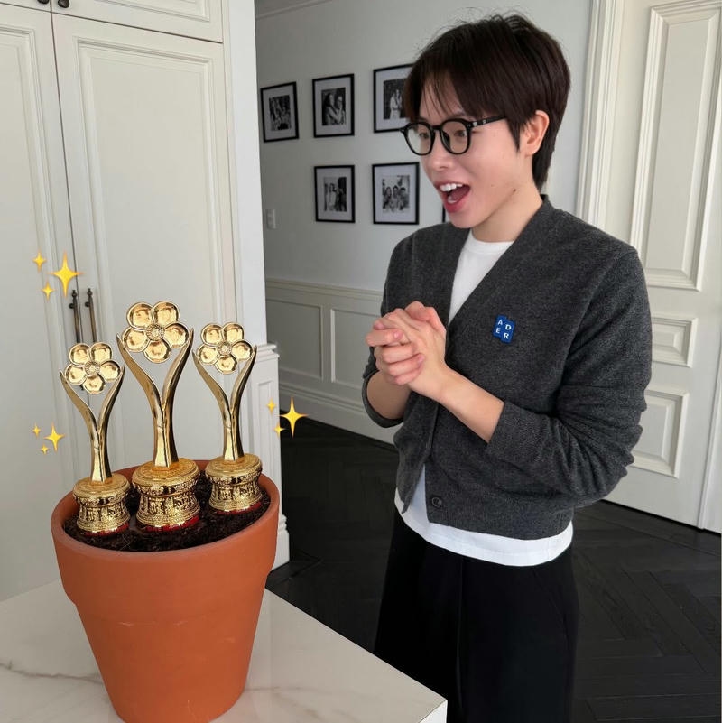 ảnh Đức Phúc cute bên dàn cúp vàng