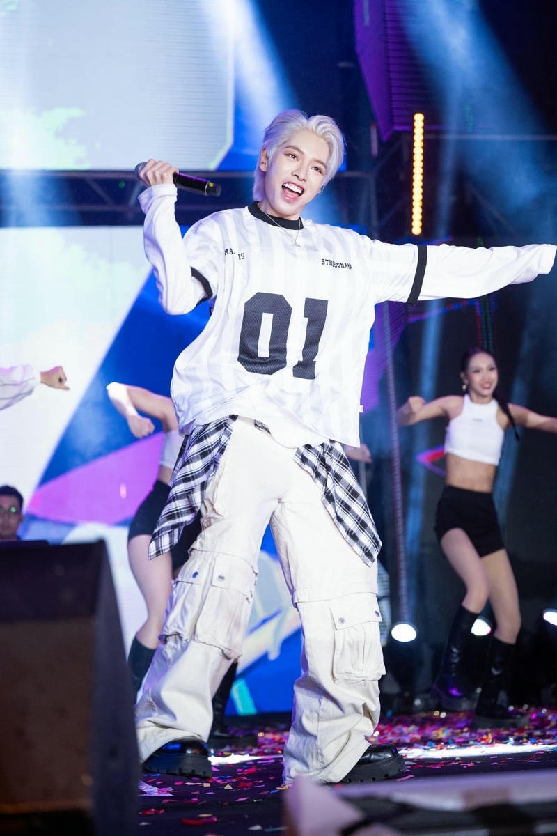 ảnh Đức Phúc cute cháy hết mình cùng khán giả