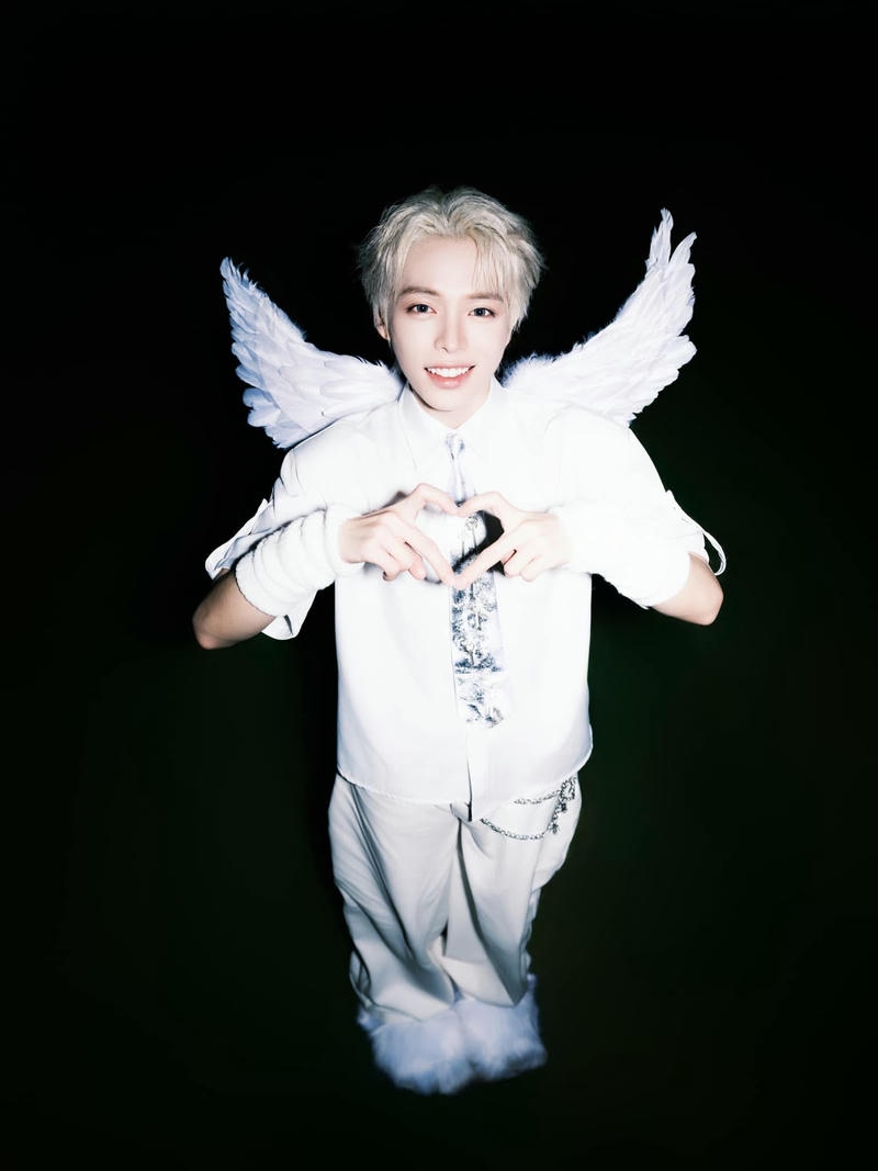 ảnh Đức Phúc cute cười rạng rỡ với đôi cánh nhỏ