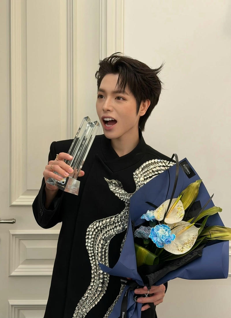 ảnh Đức Phúc cute khoe cúp thủy tinh lấp lánh