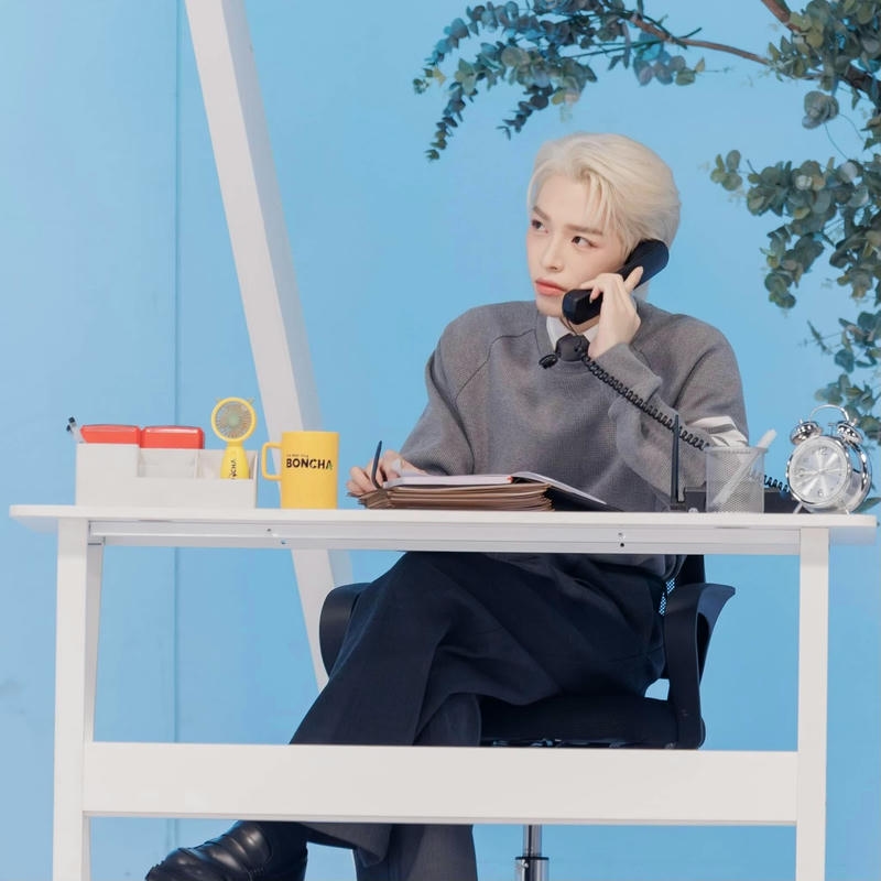 ảnh Đức Phúc cute ngồi nghe điện thoại