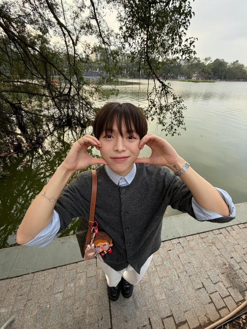 ảnh Đức Phúc cute tạo dáng trái tim bằng tay