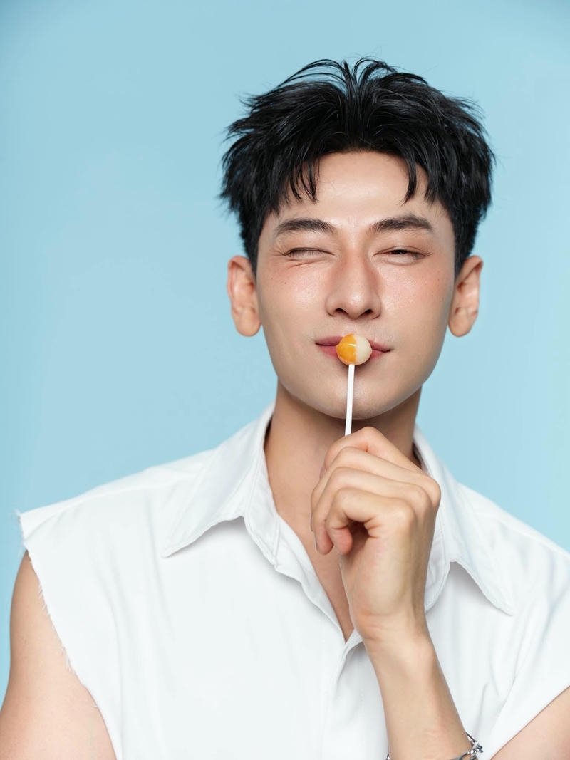 ảnh Isaac cute chụp với keo mút