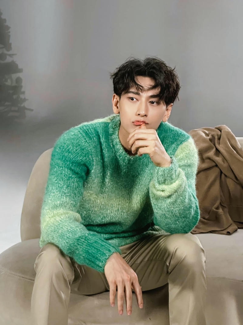 ảnh Isaac cute diện áo len xanh ấm áp