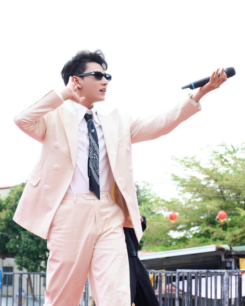 ảnh Isaac cute diện vest màu kem sữa