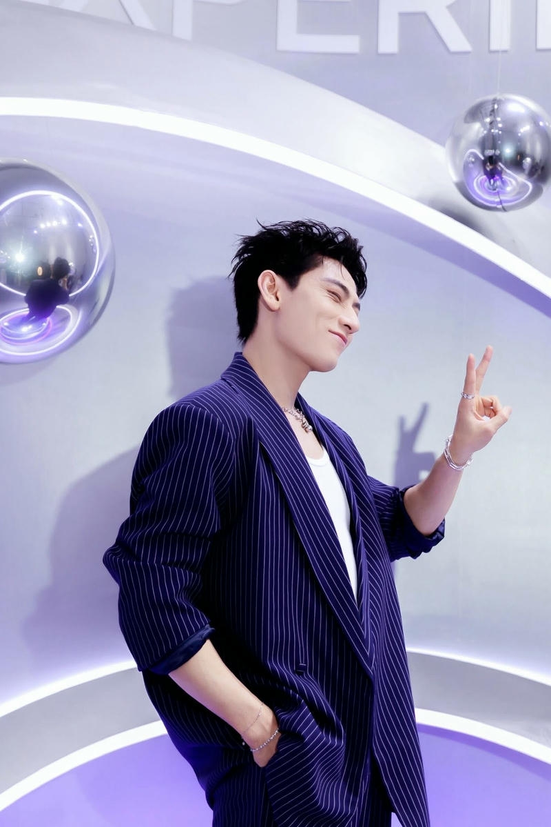 ảnh Isaac cute tạo dáng đáng yêu bên mô hình lớn