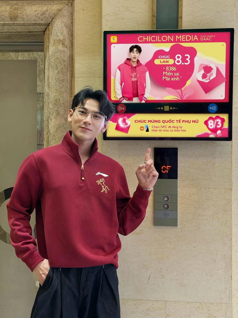 ảnh Isaac cute xuất hiện trên sóng truyền hình