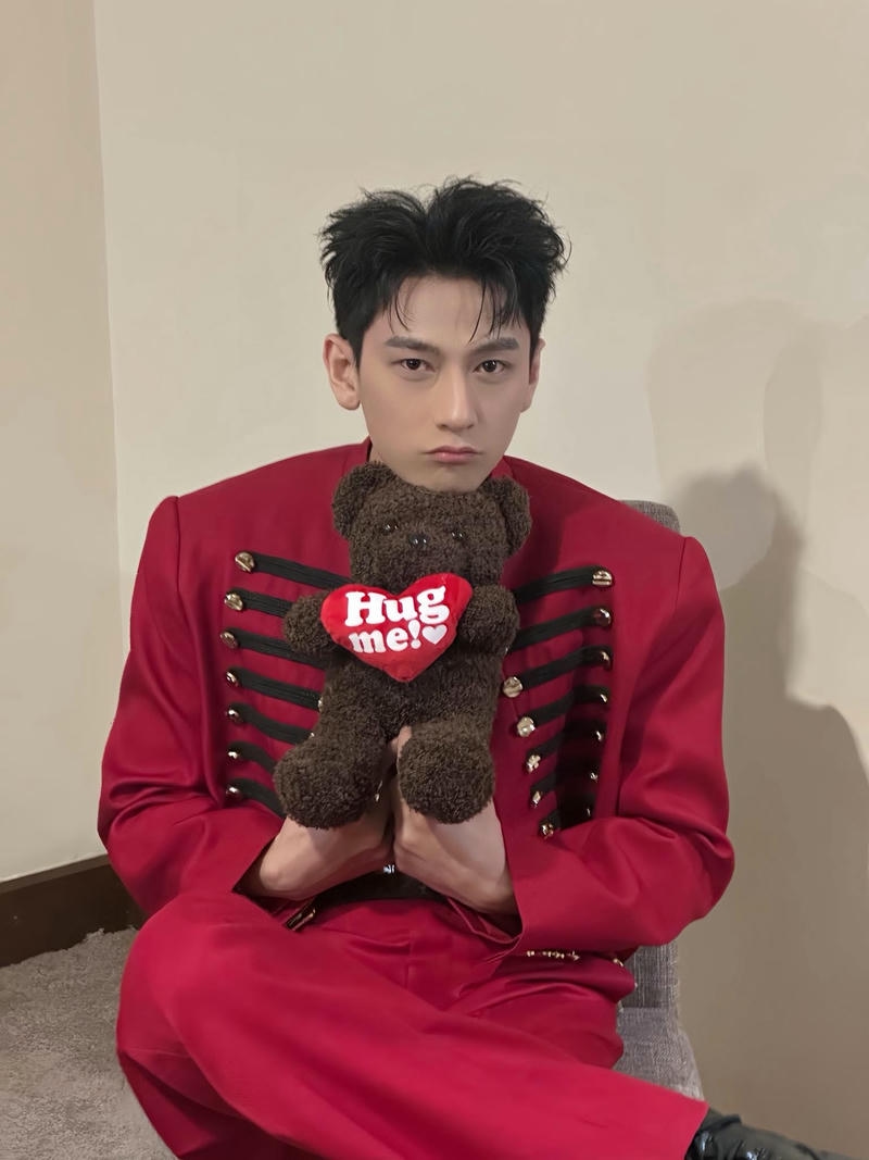 ảnh ánh mắt cuốn hút của Isaac cute trước ống kính