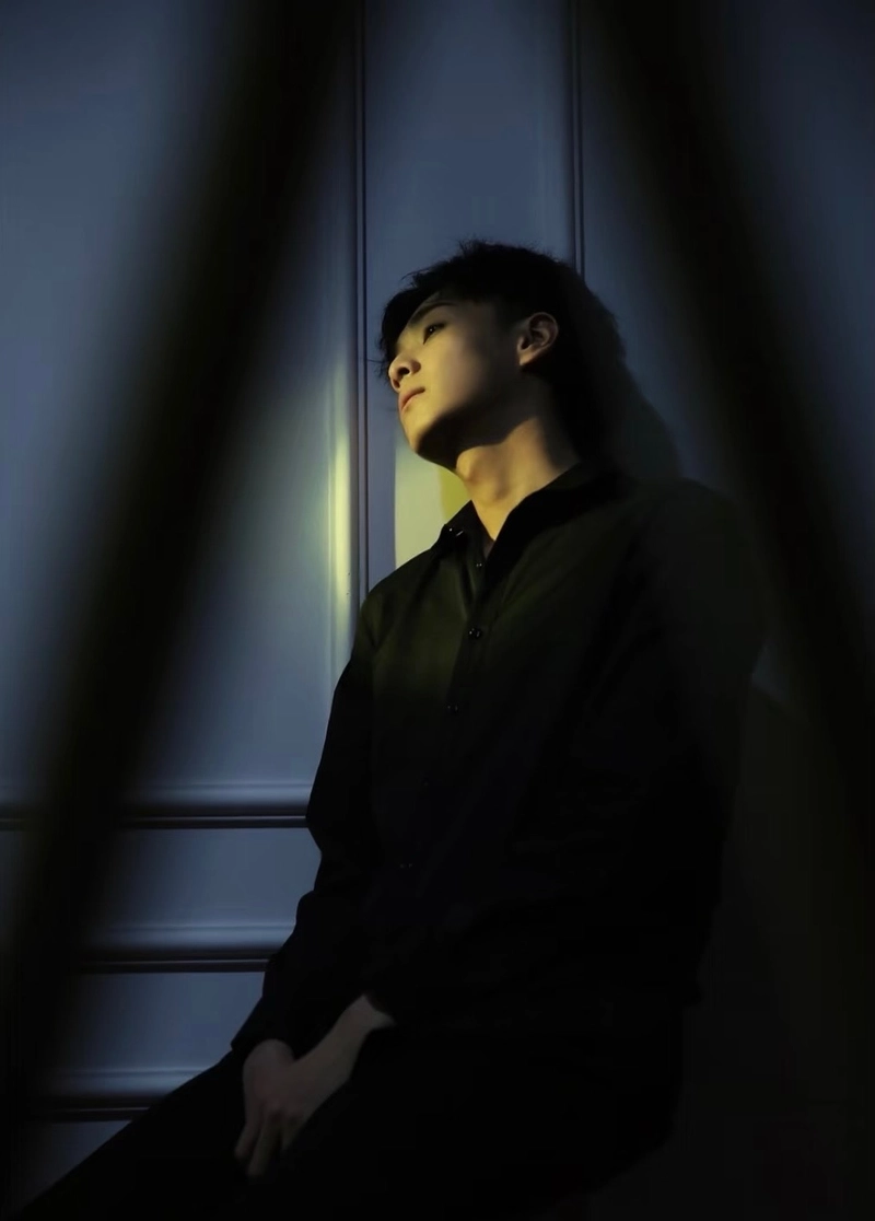 ảnh buồn nam cô độc tựa lưng vào bức tường lạnh