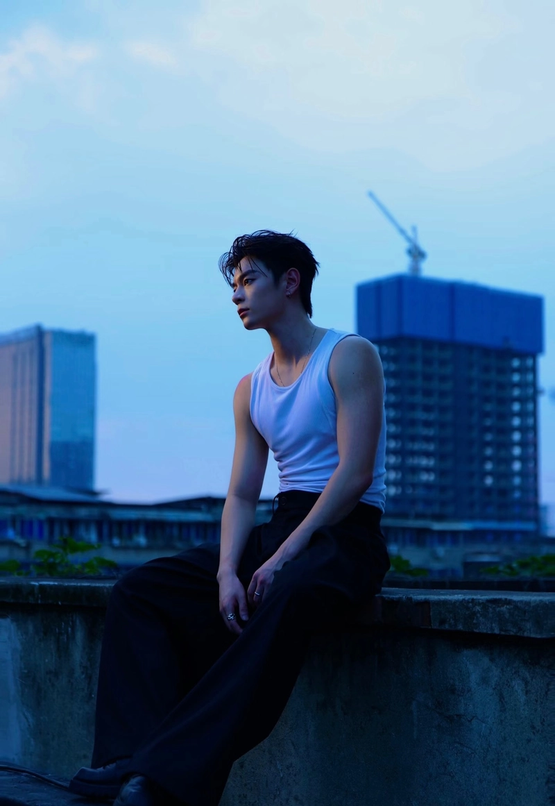 ảnh buồn nam cô đơn ngồi một mình lặng lẽJPG