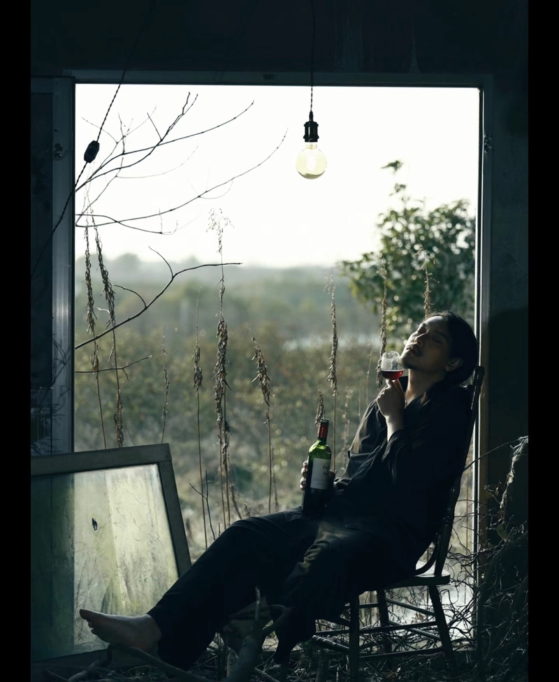 ảnh buồn nam ngồi một góc nhỏ đầy suy tư