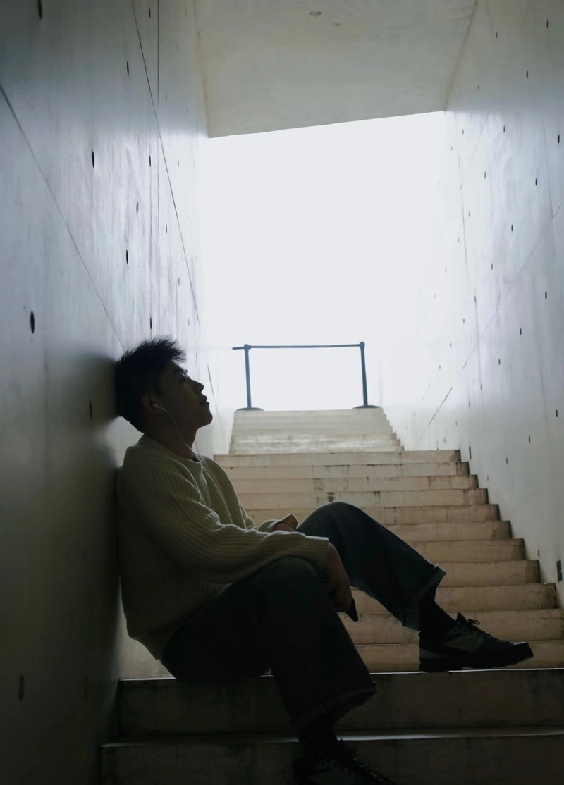 ảnh buồn nam nhìn xa xăm đầy mệt mỏi