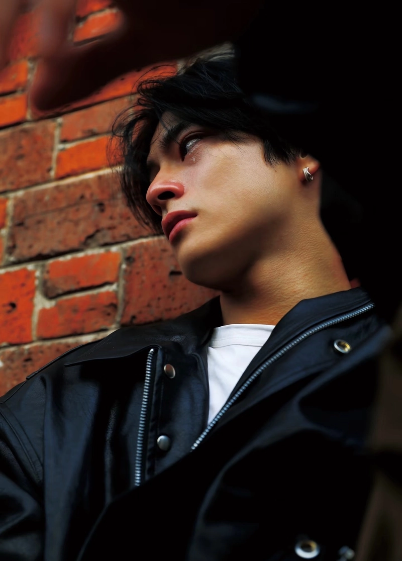 ảnh buồn nam quay mặt đi giấu nỗi buồn sâu