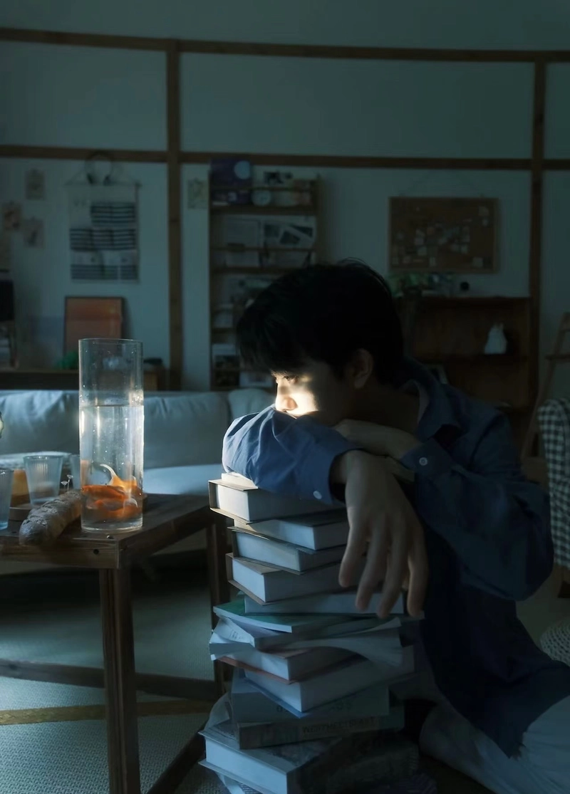 ảnh buồn nam trầm lặng giữa ánh sáng yếu ớt