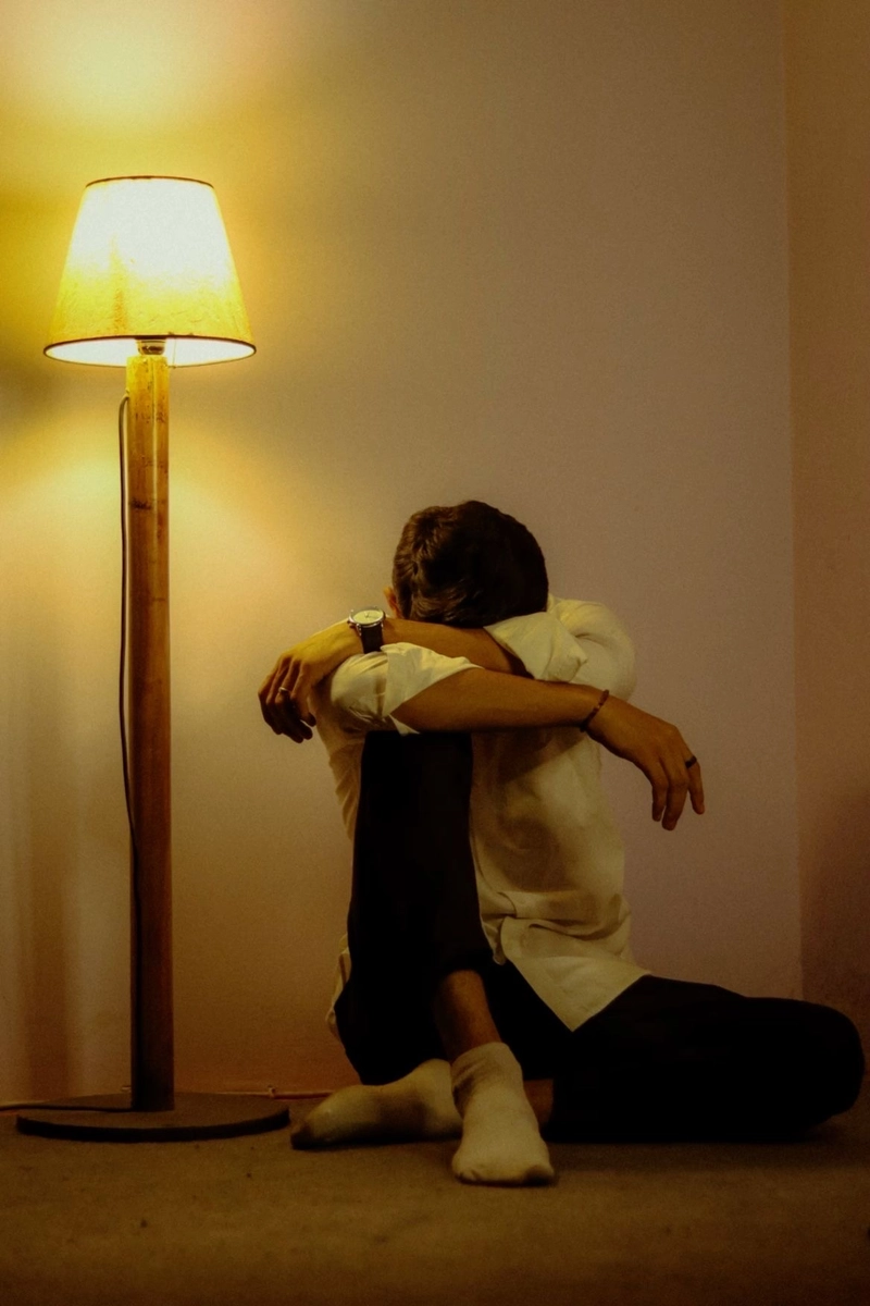 ảnh nam buồn ngủ quên trong sự cô độc