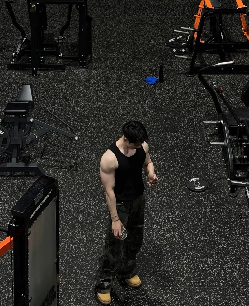 ảnh nam che mặt ánh sáng tối tạo chiều sâu