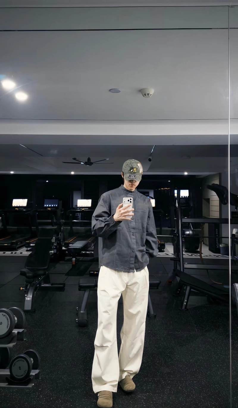 ảnh nam che mặt biểu cảm trầm lắng đầy cảm xúc