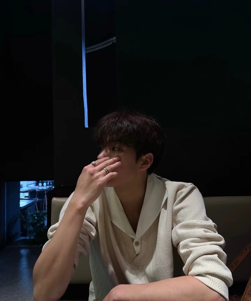 ảnh nam che mặt che nửa mặt đầy thu hút