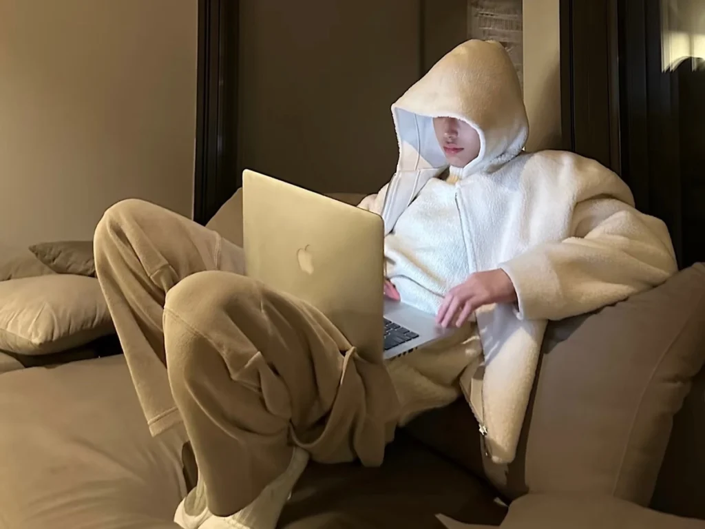 ảnh nam che mặt thumbnail