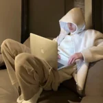 ảnh nam che mặt thumbnail