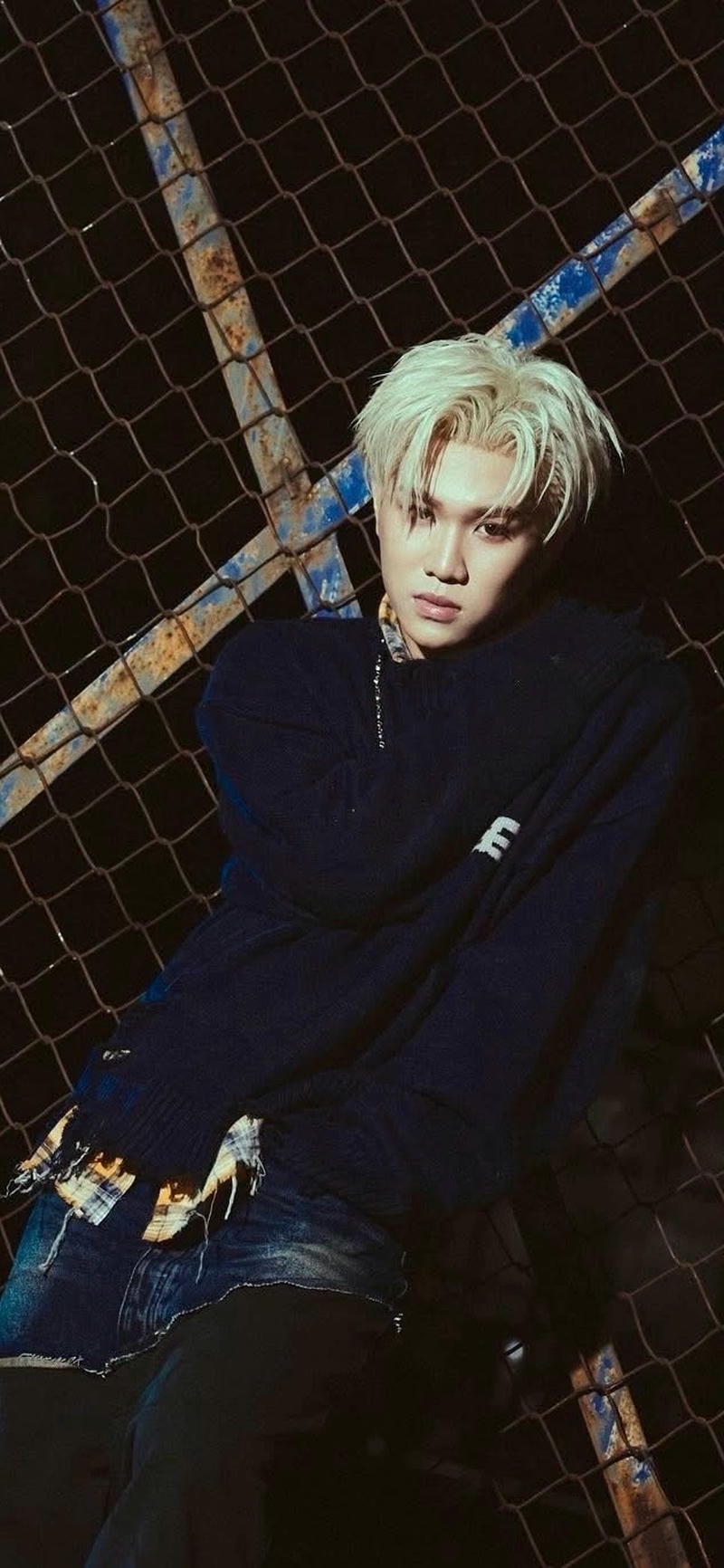 ảnh nền Captain Boy mê hoặc với ánh nhìn đầy chiều sâu