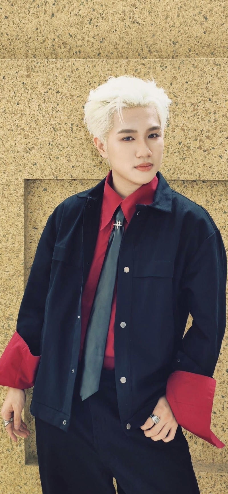 ảnh nền Captain Boy nhuộm tóc bạc kim