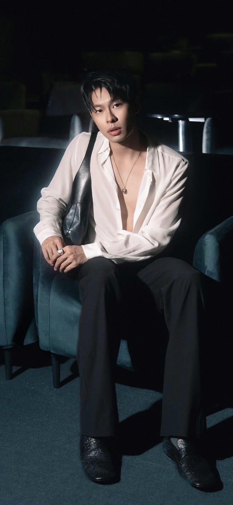 ảnh nền Hurrykng bí ẩn ngồi trong bóng tối