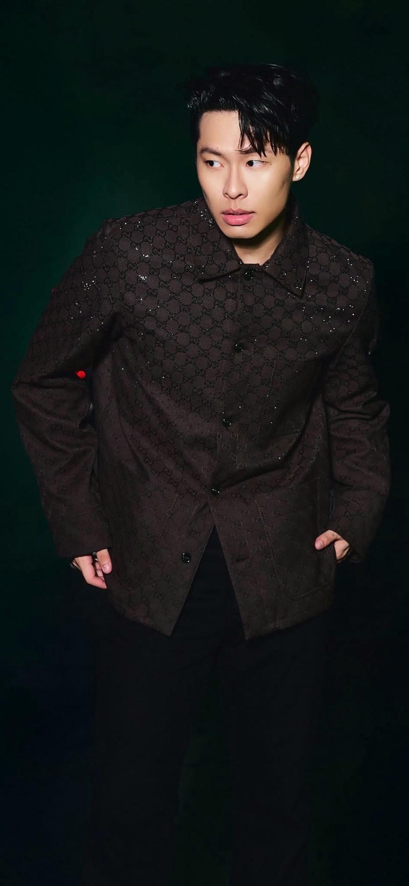 ảnh nền Hurrykng điềm đạm với áo khoác họa tiết