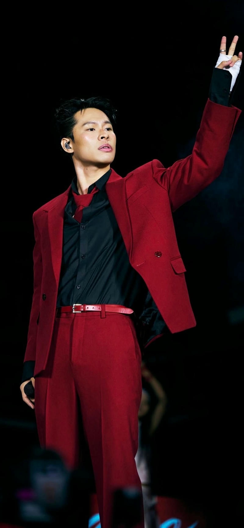 ảnh nền Hurrykng diện vest đỏ sang chảnh cuốn hút