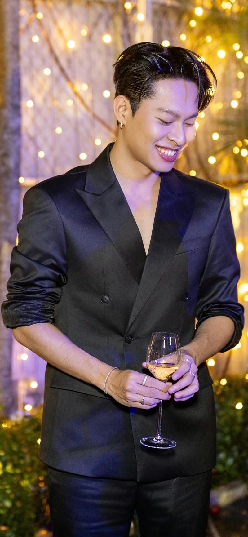 ảnh nền Hurrykng mặc vest đen cười tỏa nắng rạng rỡ